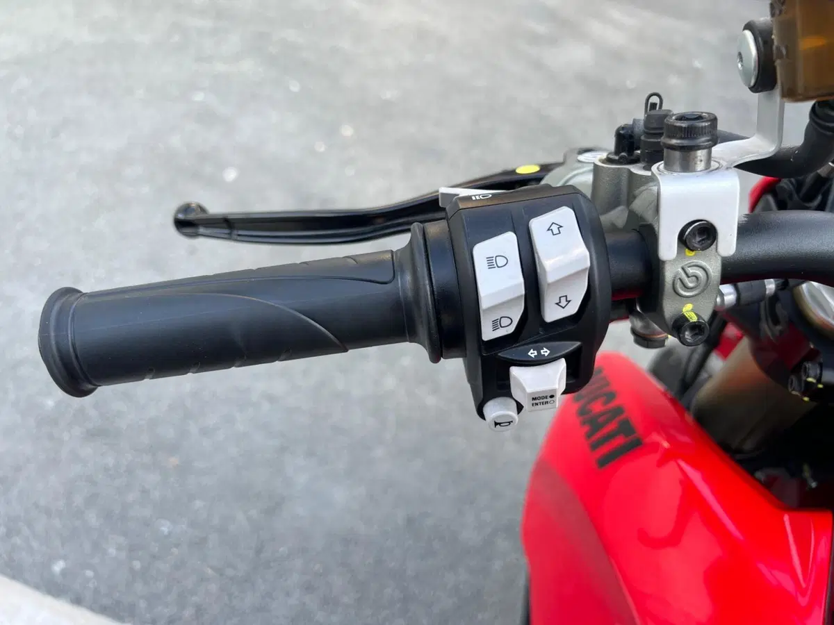 Ducati Hypermotard 698 Mono (2024 - 26) (12)
