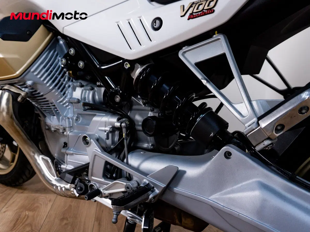 Moto Guzzi V100 Mandello (2022 - 24) (10)