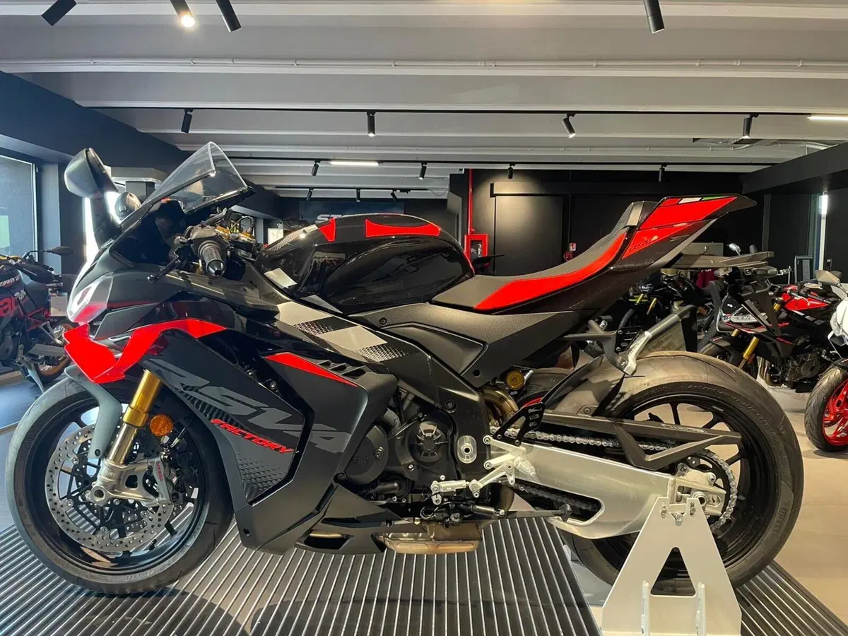 Aprilia RSV4 1100 Factory (2025 - 26) (4)
