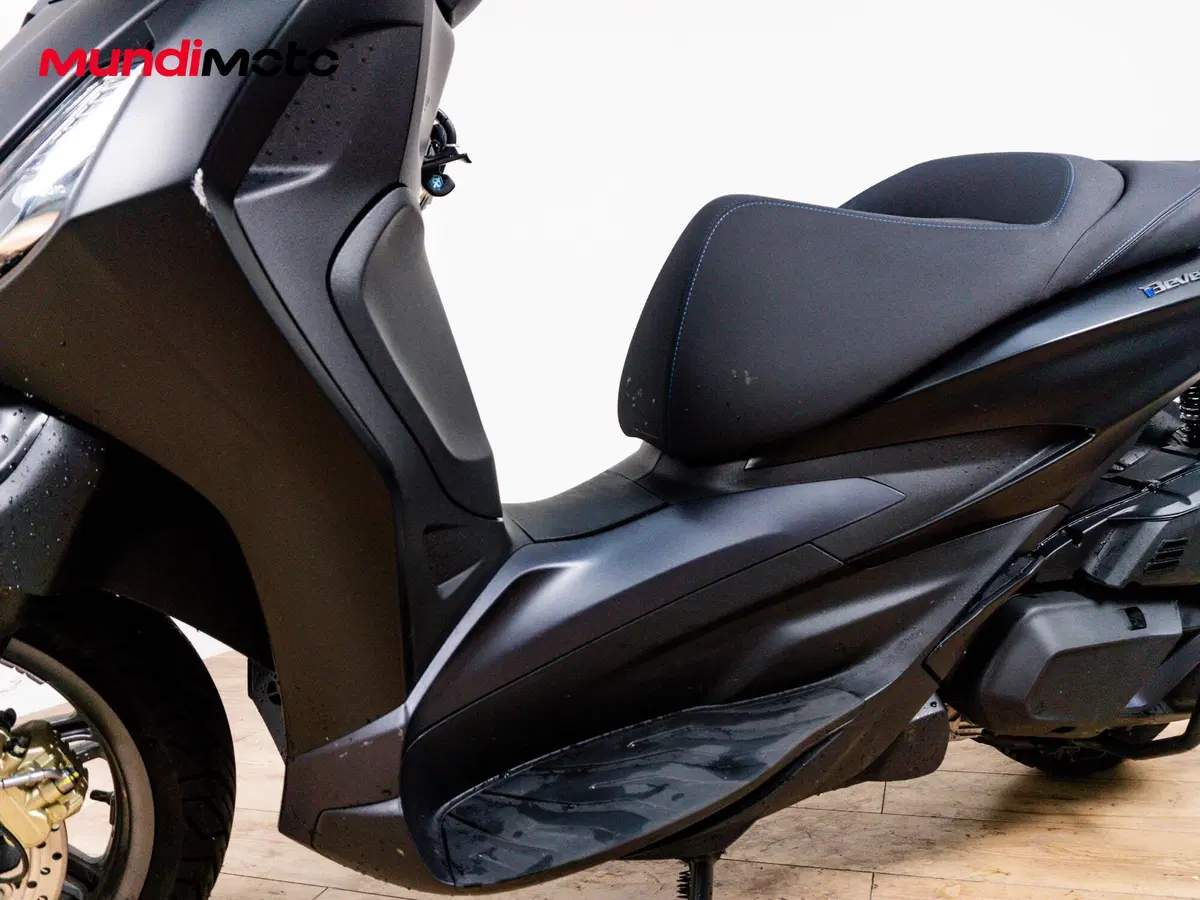Piaggio Beverly 400 S (2025 - 26) (9)