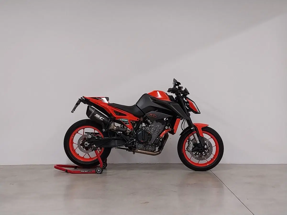KTM 890 Duke GP (2022 - 23) (2)