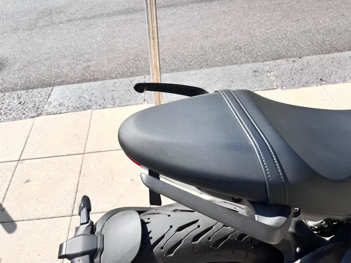 Triumph Trident 660 Triple Tribute Edition (2024) (3)