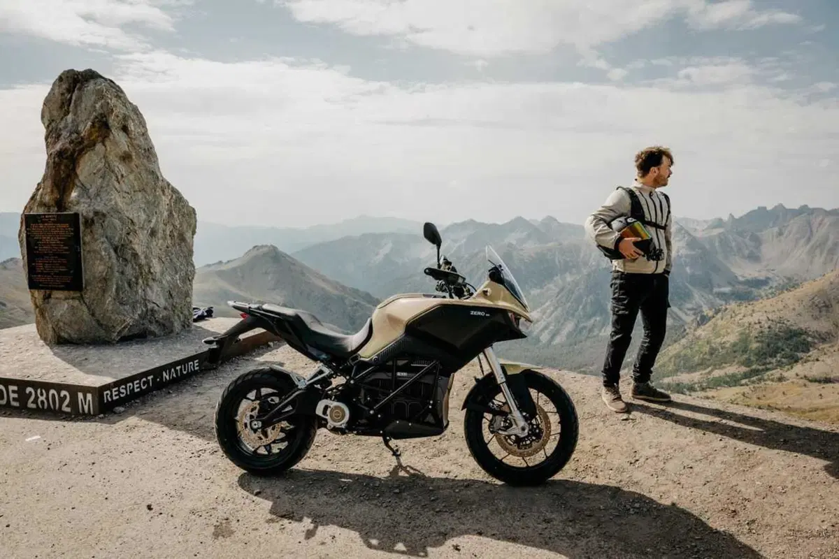 Una moto elettrica di serie ha fatto 436 chilometri con una sola carica: è record ed è una Zero