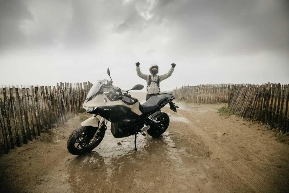 Una moto elettrica di serie ha fatto 436 chilometri con una sola carica: è record ed è una Zero (10)