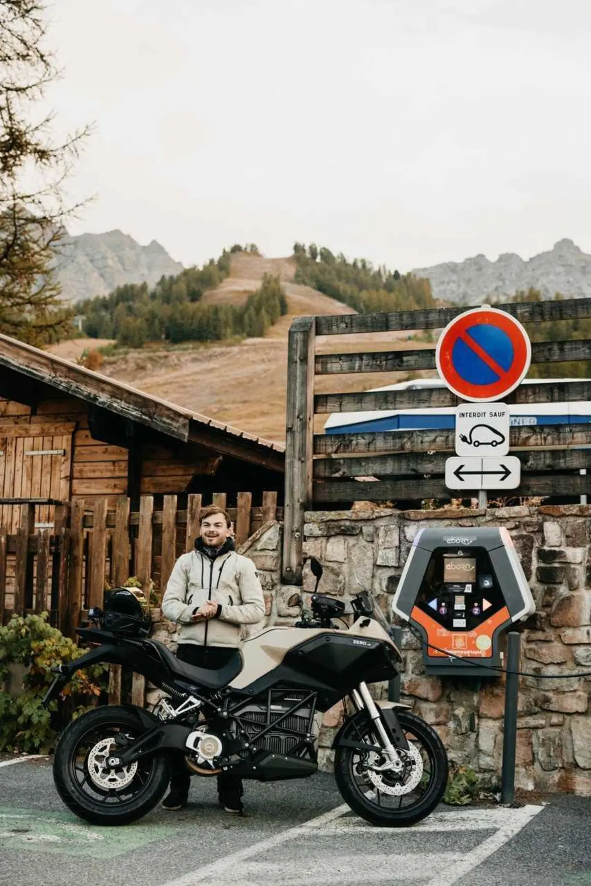 Una moto elettrica di serie ha fatto 436 chilometri con una sola carica: è record ed è una Zero (19)