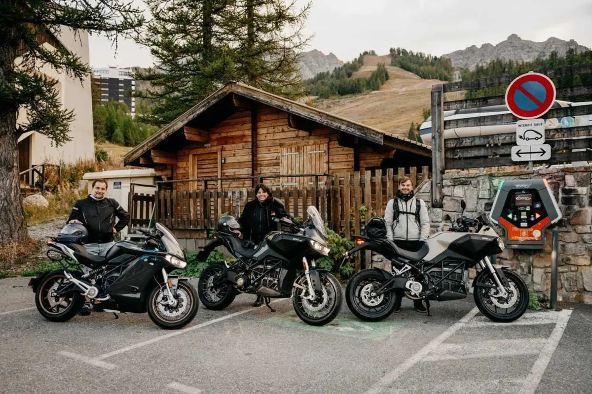 Una moto elettrica di serie ha fatto 436 chilometri con una sola carica: è record ed è una Zero (23)