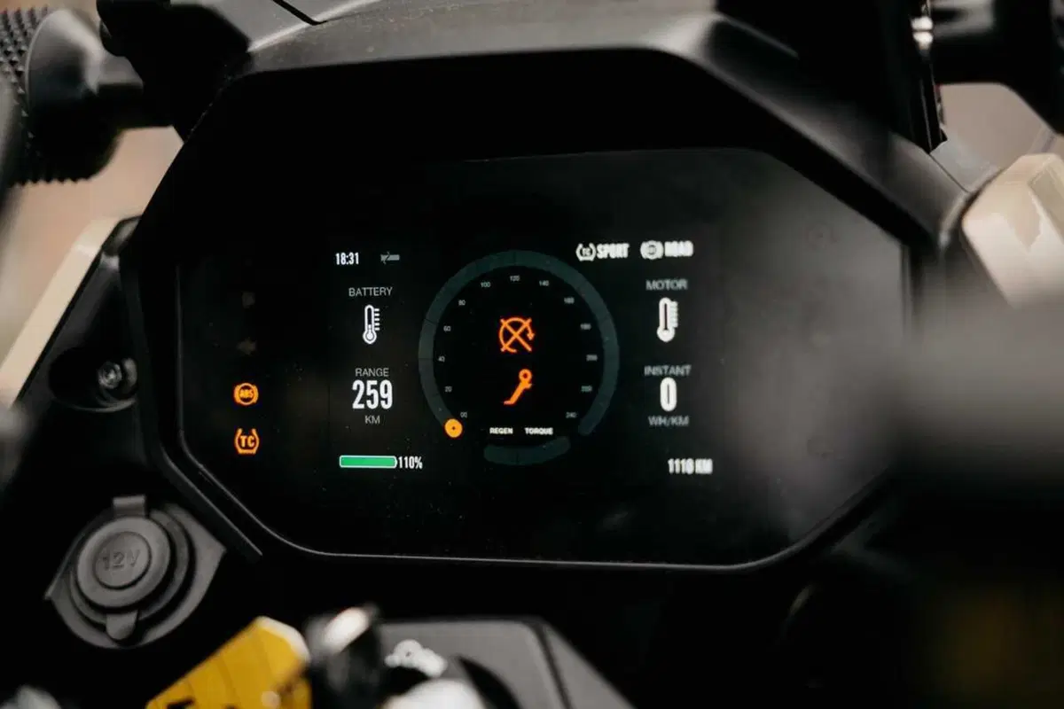 Una moto elettrica di serie ha fatto 436 chilometri con una sola carica: è record ed è una Zero (24)