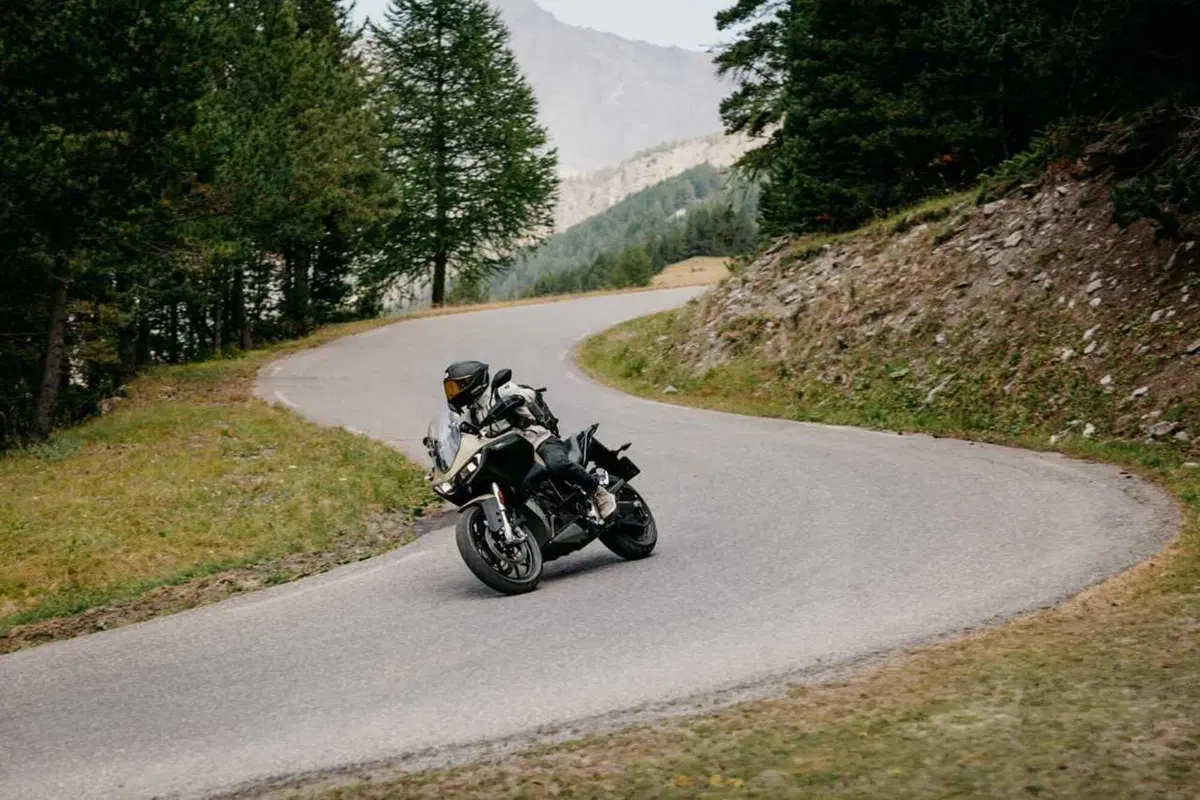 Una moto elettrica di serie ha fatto 436 chilometri con una sola carica: è record ed è una Zero (26)