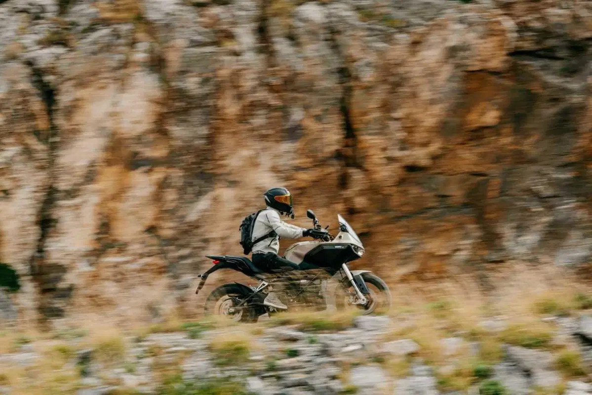 Una moto elettrica di serie ha fatto 436 chilometri con una sola carica: è record ed è una Zero (28)