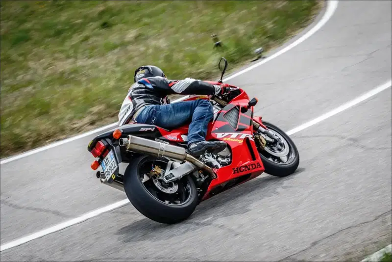 L'Honda VTR nella prova di Moto.it
