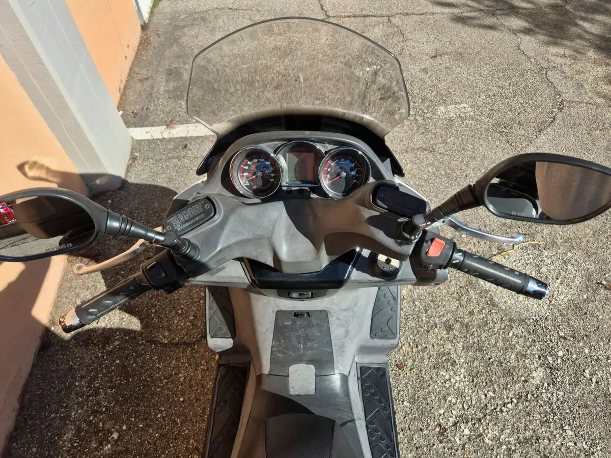 Kymco Downtown 300i (2009 - 17) (3)