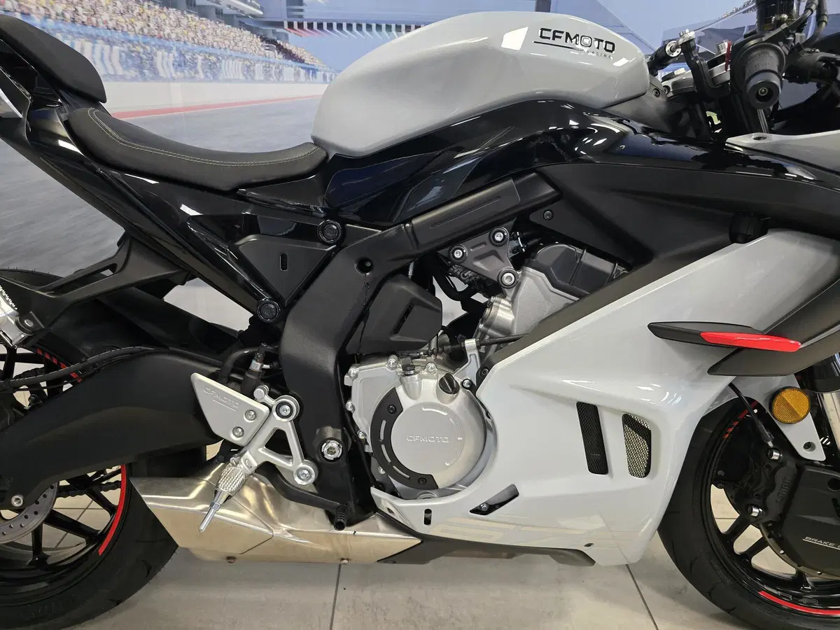 CFMOTO 675SR-R (2025 - 26) (17)