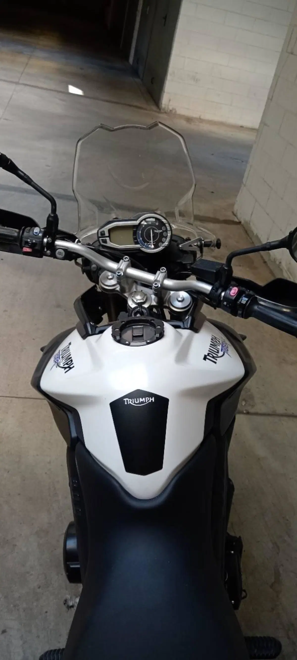 Triumph Tiger 800 XC (2011 - 12) (3)