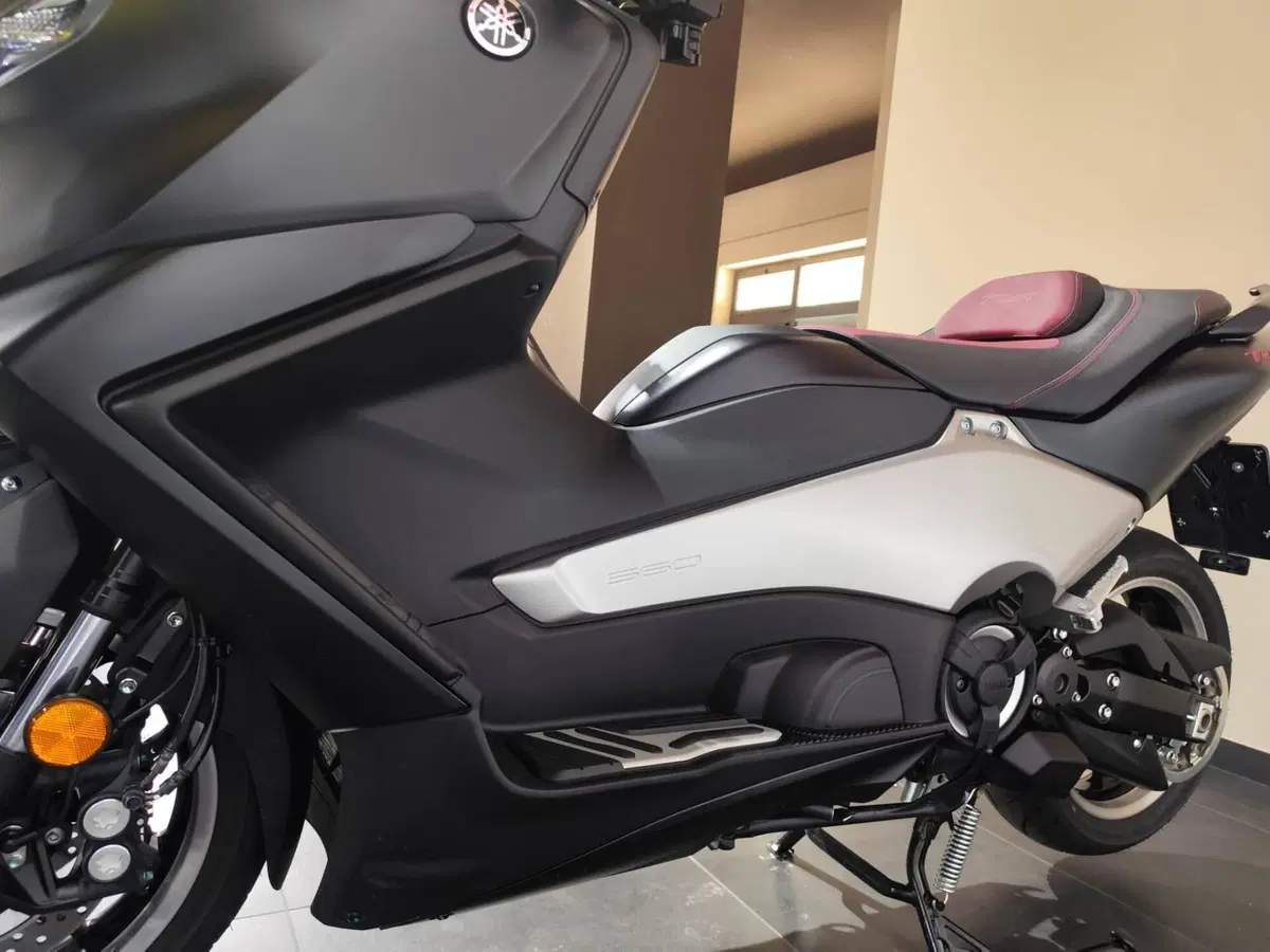 Yamaha T-Max 560 25th Anniversary (2026) (5)