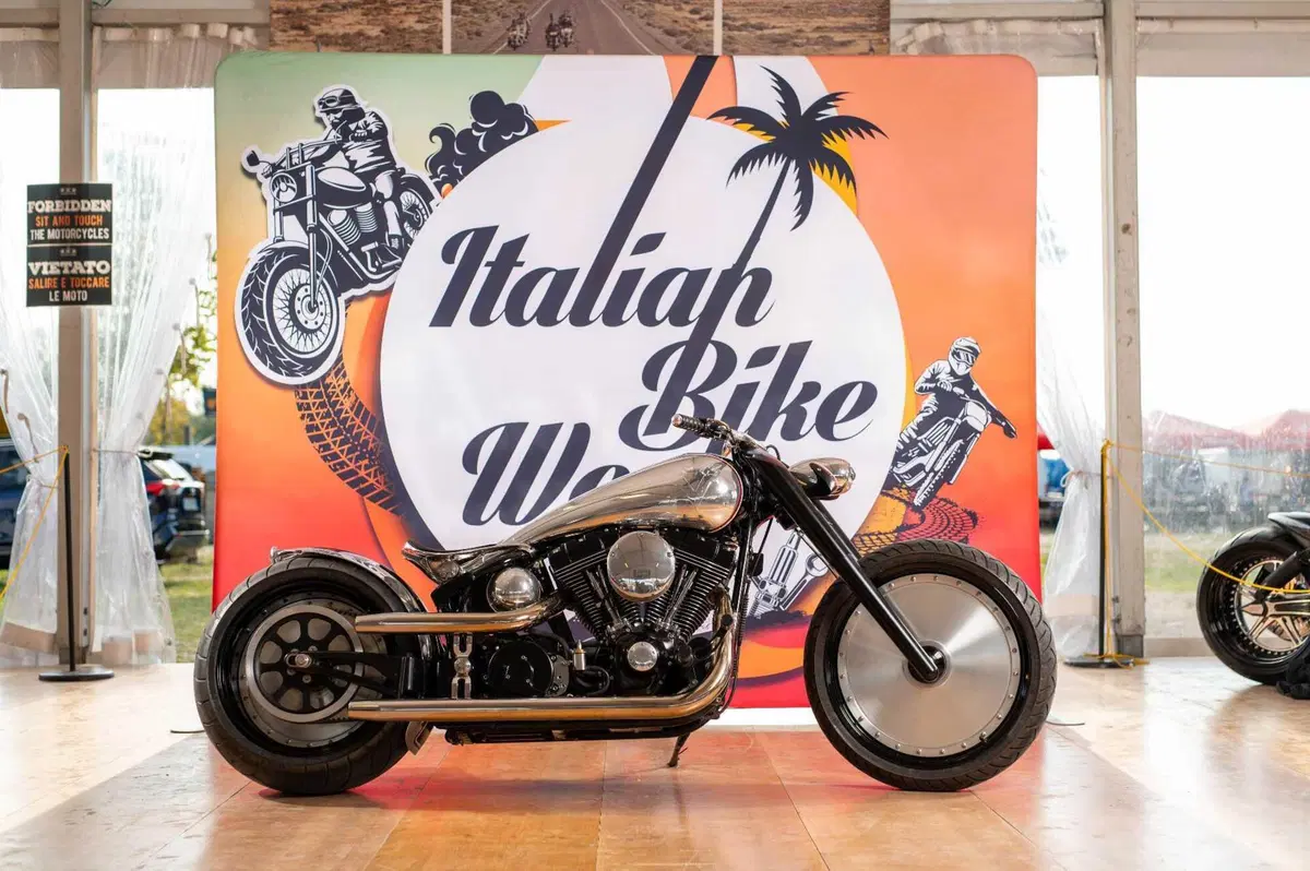 Italian Bike Week 2026: non solo Custom! Special, fuoristrada, viaggi e... auto vintage [VIDEO & GALLERY]