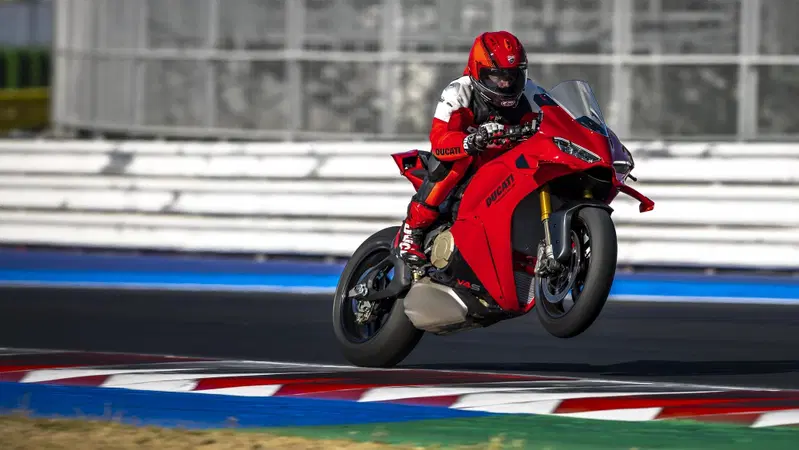 Ducati Panigale V4 S 2027: vola a 218 CV e toglie quasi mezzo secondo a Vallelunga. Ecco come [GALLERY]