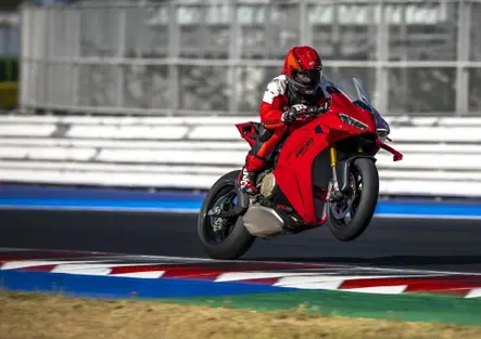 Ducati Panigale V4 S 2027: vola a 218 CV e toglie quasi mezzo secondo a Vallelunga. Ecco come [GALLERY]