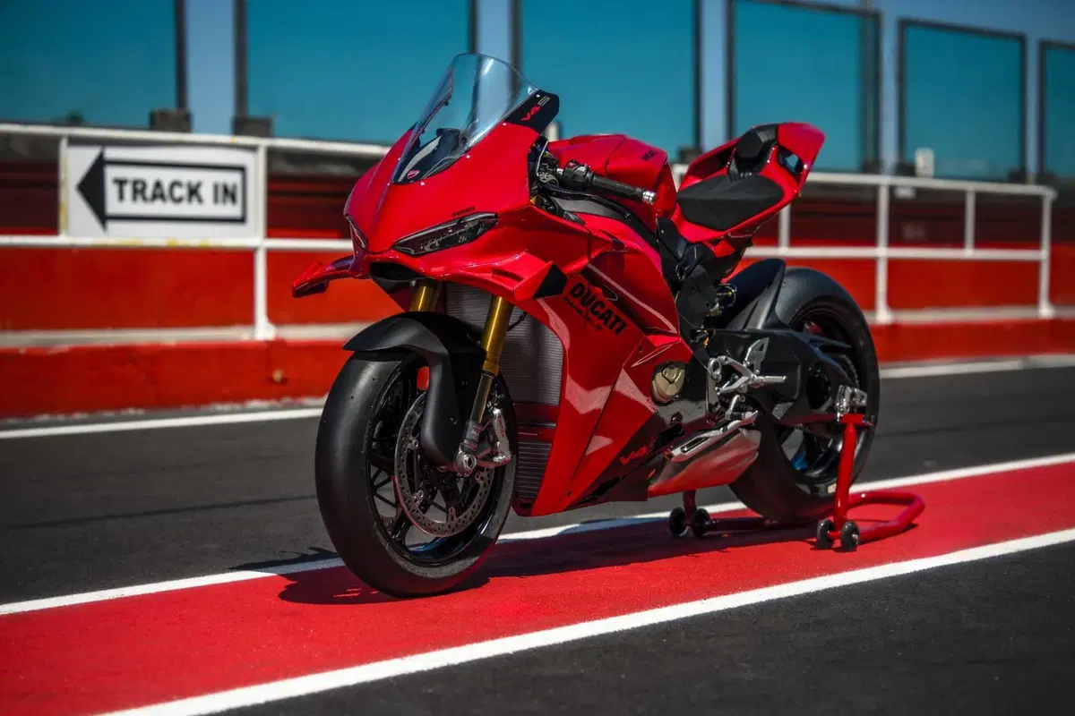 Ducati Panigale V4 S 2027: vola a 218 CV e toglie quasi mezzo secondo a Vallelunga. Ecco come [GALLERY] (2)