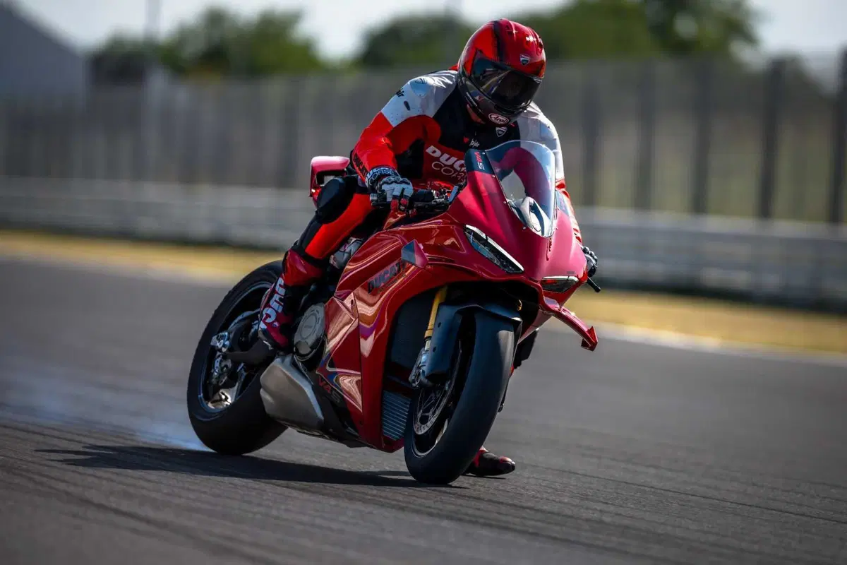 Ducati Panigale V4 S 2027: vola a 218 CV e toglie quasi mezzo secondo a Vallelunga. Ecco come [GALLERY]