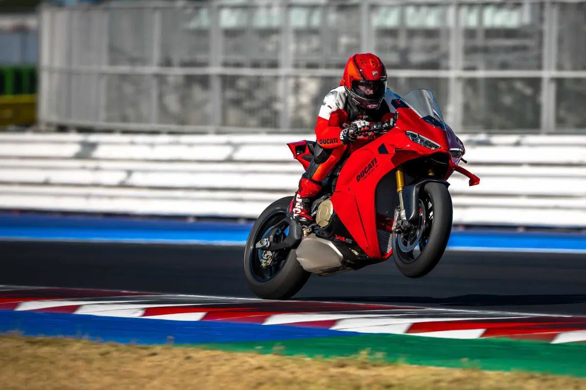 Ducati Panigale V4 S 2027: vola a 218 CV e toglie quasi mezzo secondo a Vallelunga. Ecco come [GALLERY] (6)
