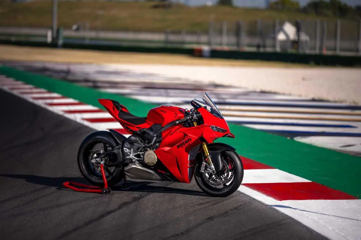 Ducati Panigale V4 S 2027: vola a 218 CV e toglie quasi mezzo secondo a Vallelunga. Ecco come [GALLERY] (7)