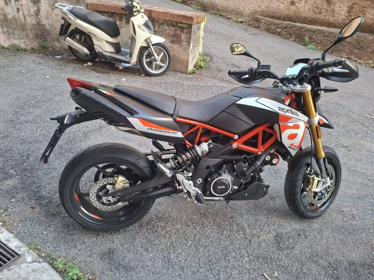 Aprilia Dorsoduro 900 (2017 - 20) (2)