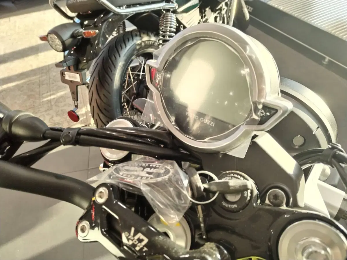 Moto Guzzi V7 Sport (2025 - 26) (5)