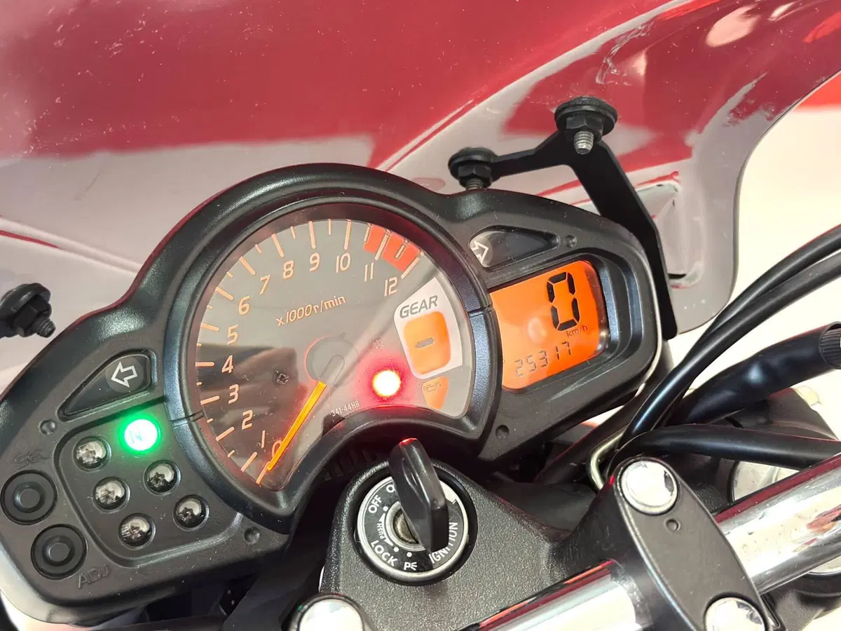 Suzuki Gladius 650 SFV (2009 - 15) (18)
