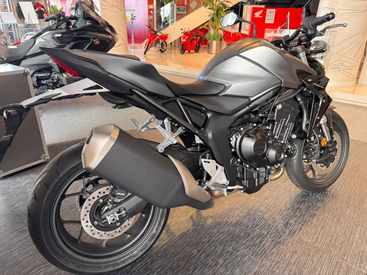 Honda CB 1000 Hornet (2025 - 26) (4)