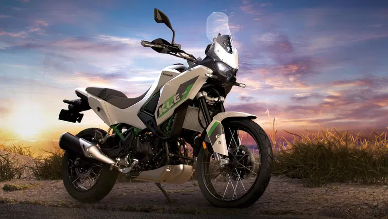 Kawasaki KLE500 2027: arriva la frizione centrifuga Smartride. La leva c'è ancora (ma fa tutto da sola) [GALLERY]