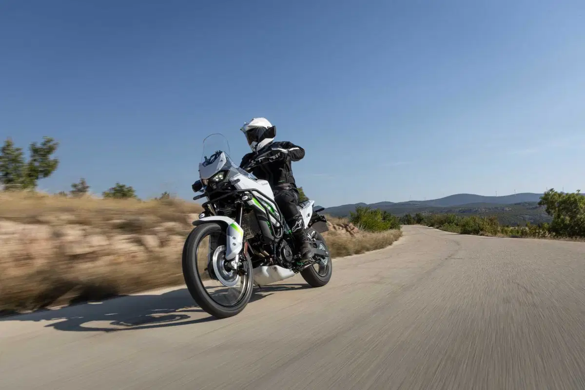 Kawasaki KLE500 2027: arriva la frizione centrifuga Smartride. La leva c'è ancora (ma fa tutto da sola) [GALLERY] (4)