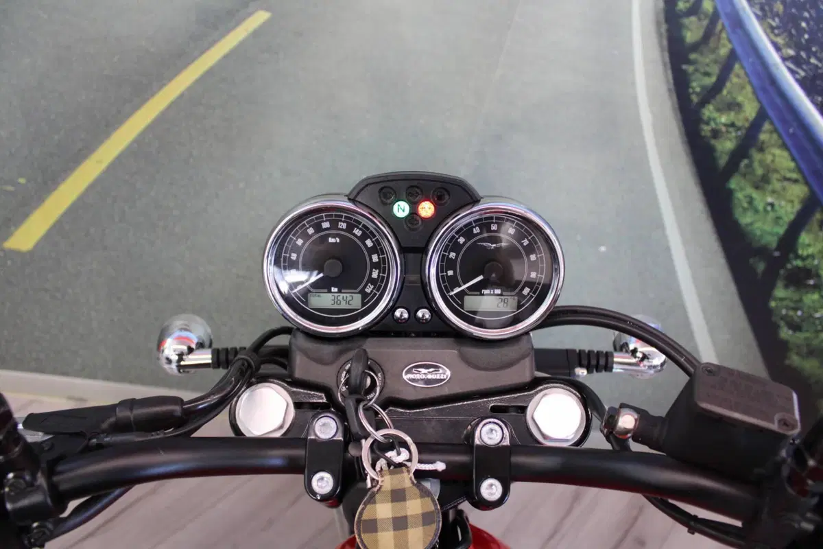Moto Guzzi V7 Stone (2012 - 15) (6)