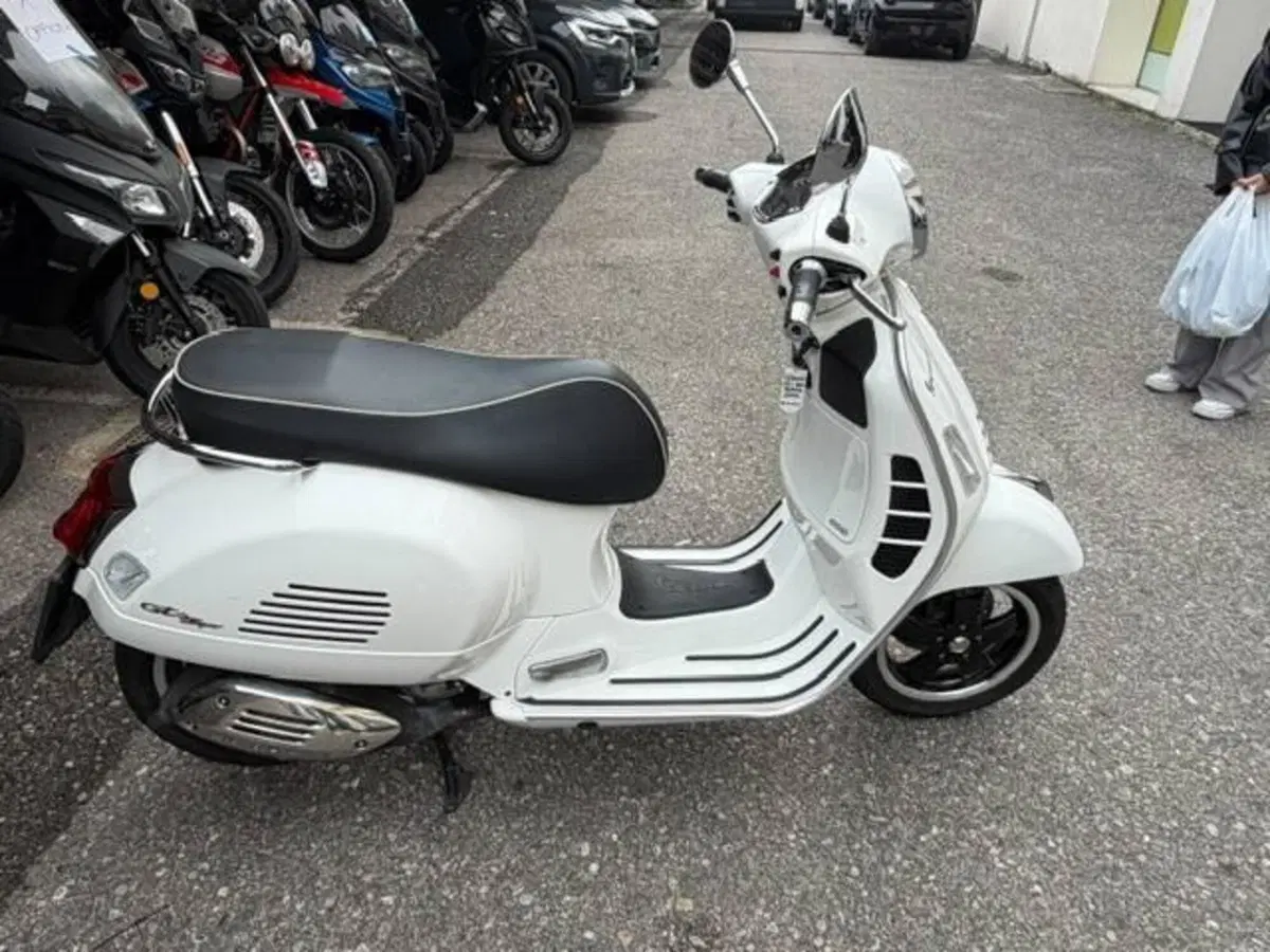 Vespa GTS 300 Super Hpe (2018 - 19) (4)