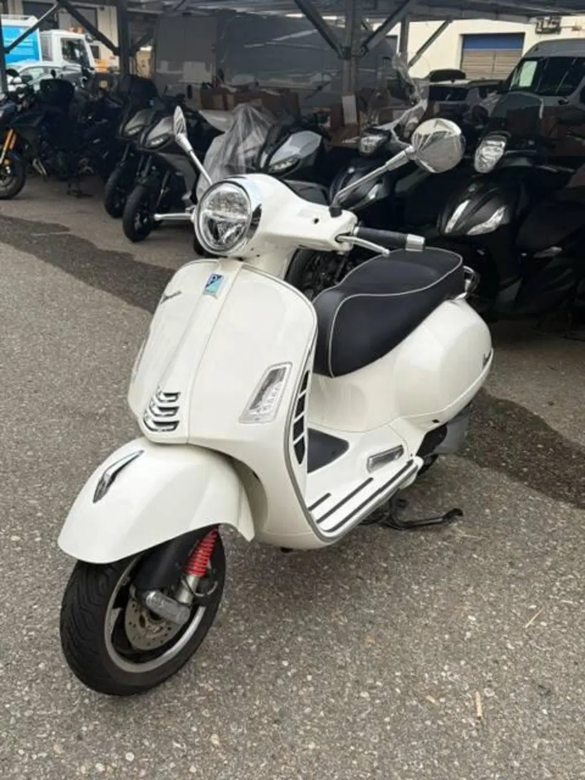 Vespa GTS 300 Super Hpe (2018 - 19) (2)
