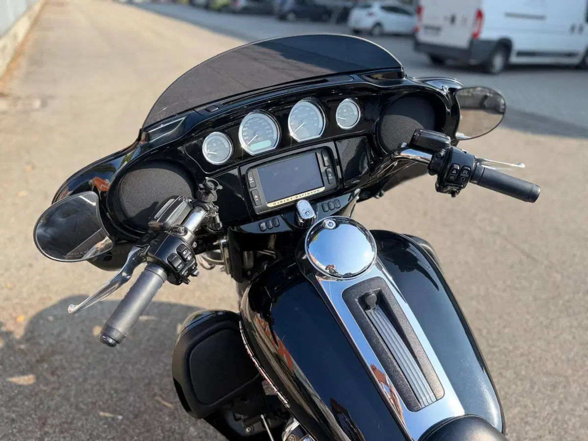 Harley-Davidson 107 Electra Glide Ultra Limited (2017 - 18) - FLHTK (2)