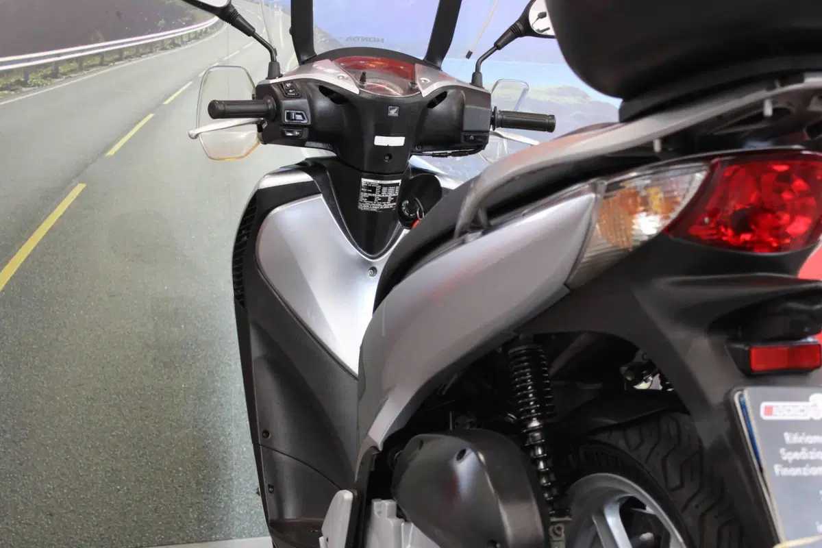 Honda SH 150i (2009 - 12) (17)