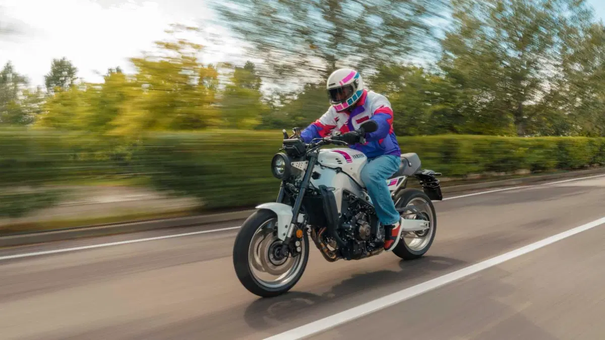 Yamaha XSR900 e GP 2027: operazione nostalgia con i colori che hanno fatto la storia! [GALLERY]