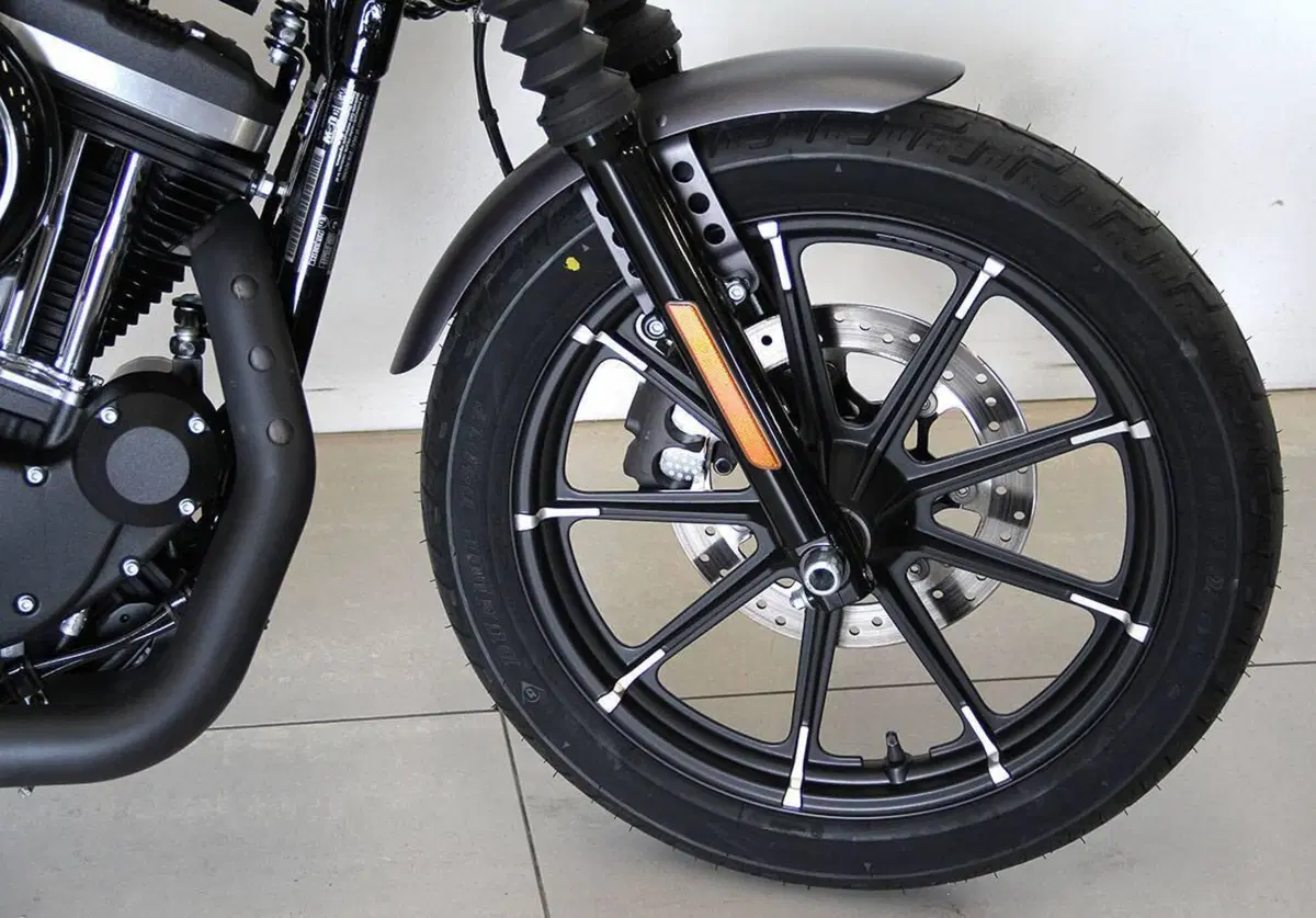 Harley-Davidson 883 Iron (2014 - 16) - XL 883N (2)