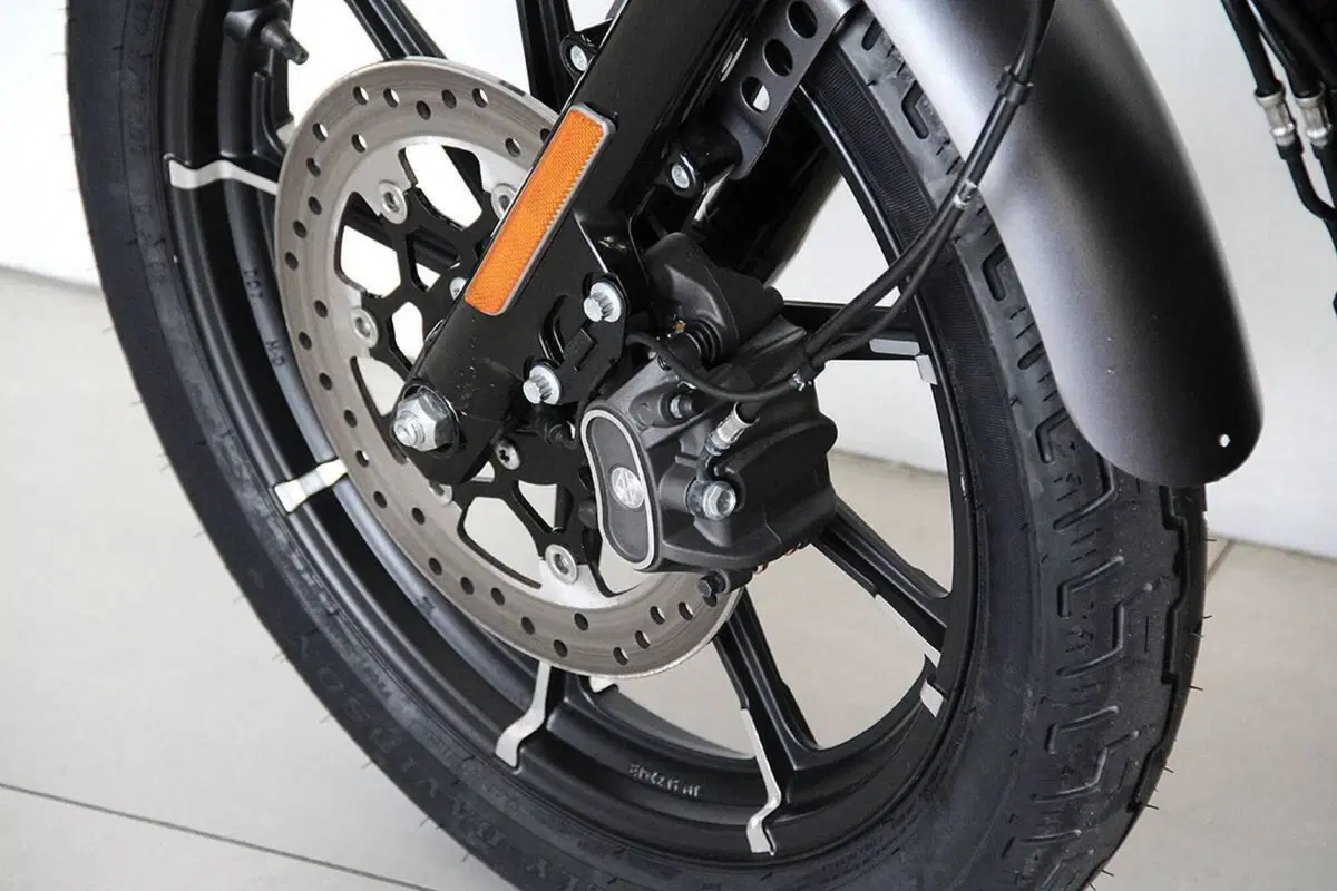 Harley-Davidson 883 Iron (2014 - 16) - XL 883N (11)