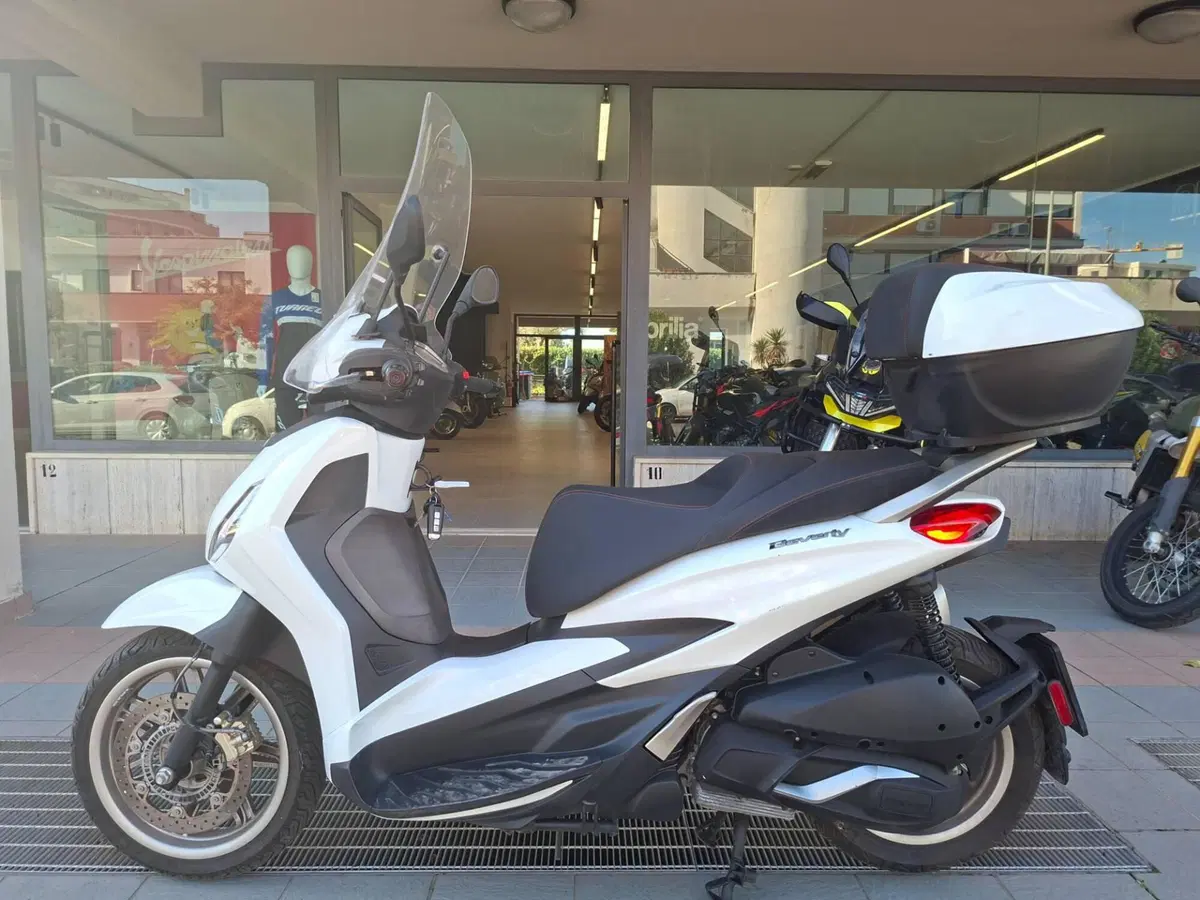 Piaggio Beverly 300 ABS-ASR (2021 - 25) (2)