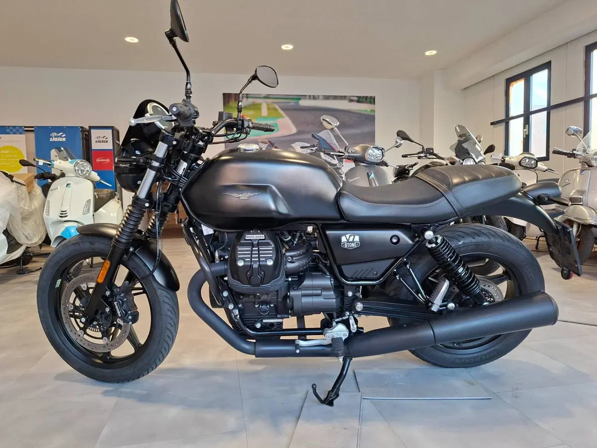 Moto Guzzi V7 Stone (2021 - 24) (2)