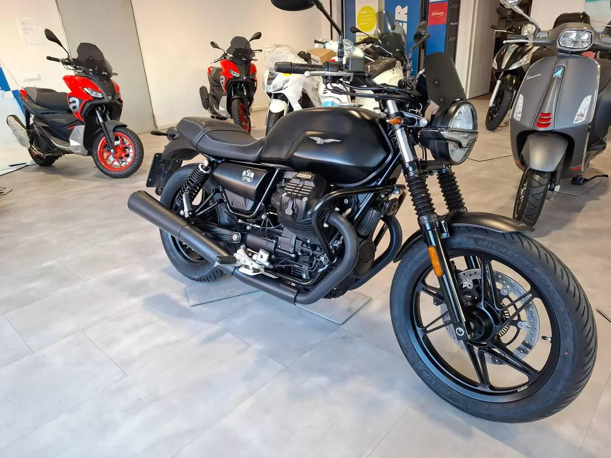 Moto Guzzi V7 Stone (2021 - 24) (4)