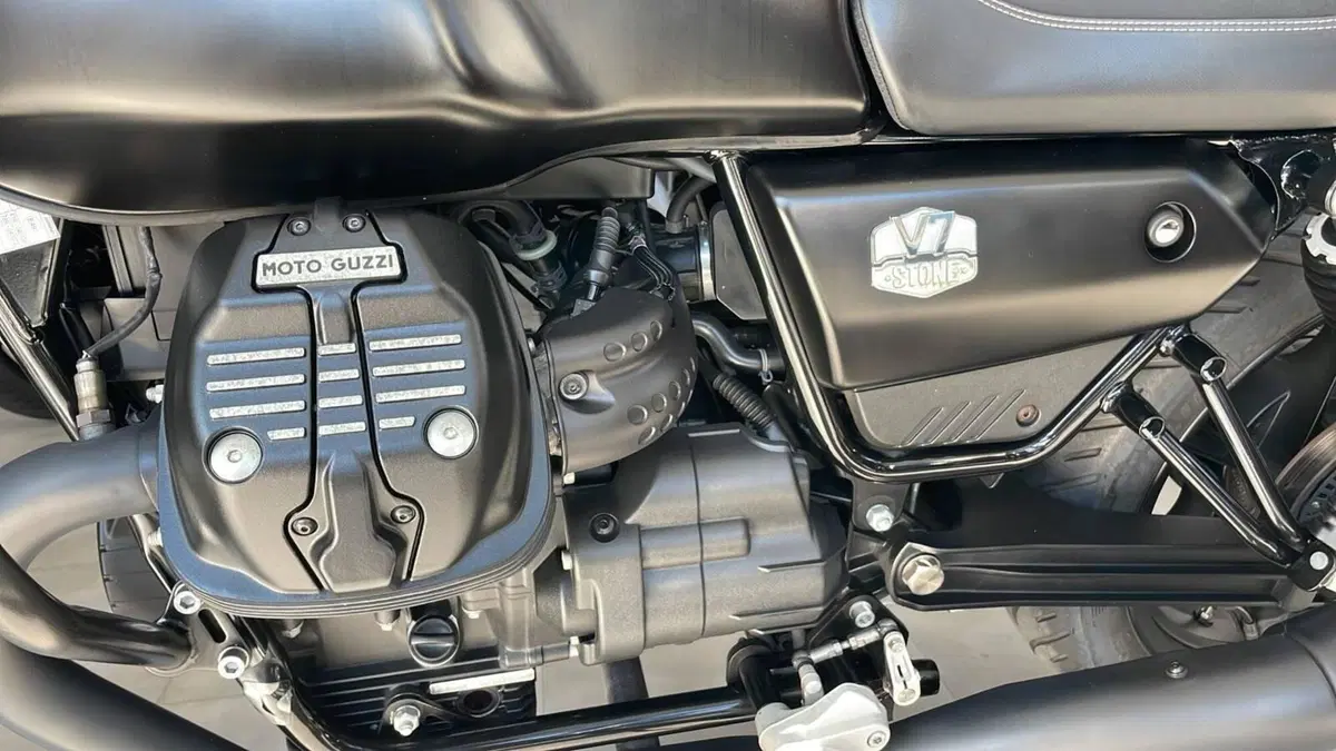 Moto Guzzi V7 Stone (2021 - 24) (6)