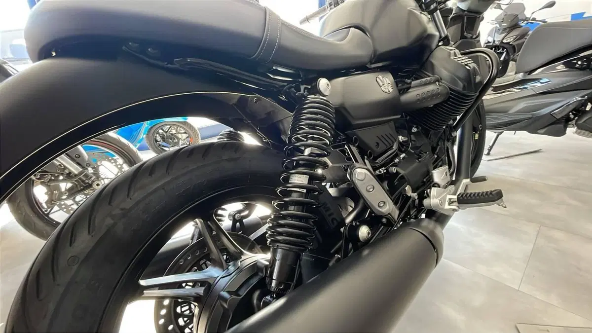 Moto Guzzi V7 Stone (2021 - 24) (7)