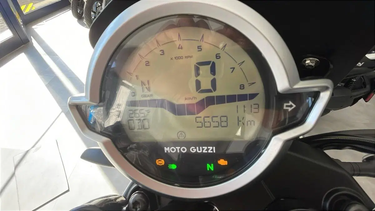 Moto Guzzi V7 Stone (2021 - 24) (8)