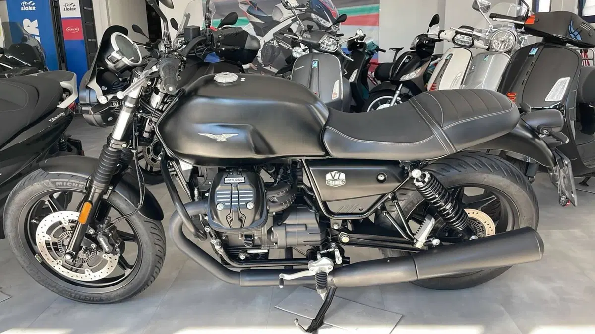 Moto Guzzi V7 Stone (2021 - 24) (9)