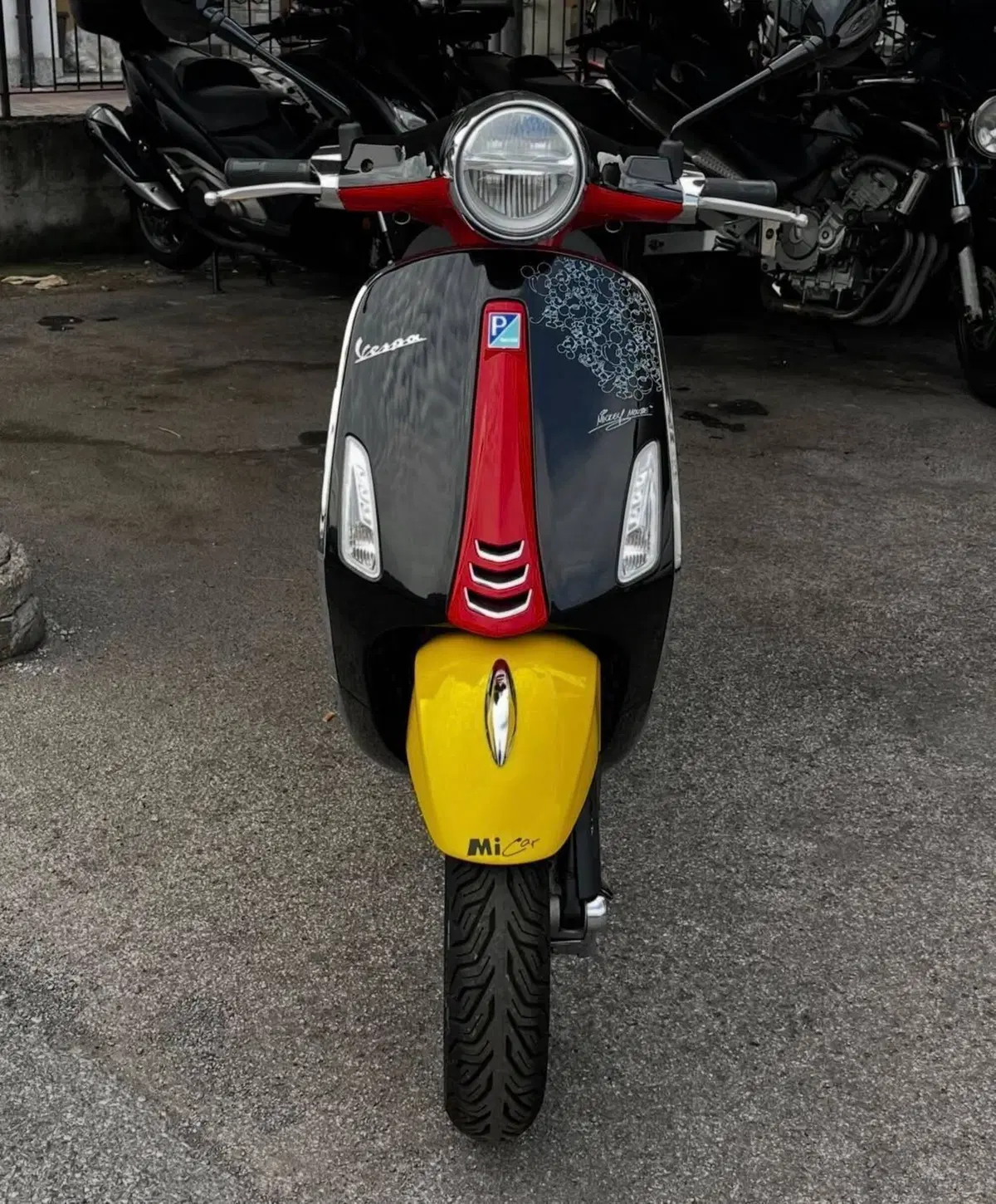 Vespa Primavera 125 Disney Mickey Mouse Edition by Vespa (2023 - 24) (2)