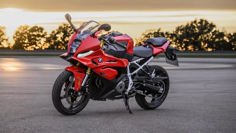 Novità BMW F 450 RR: la sportiva con il DNA della S 1000 RR per la patente A2 [VIDEO & GALLERY]
