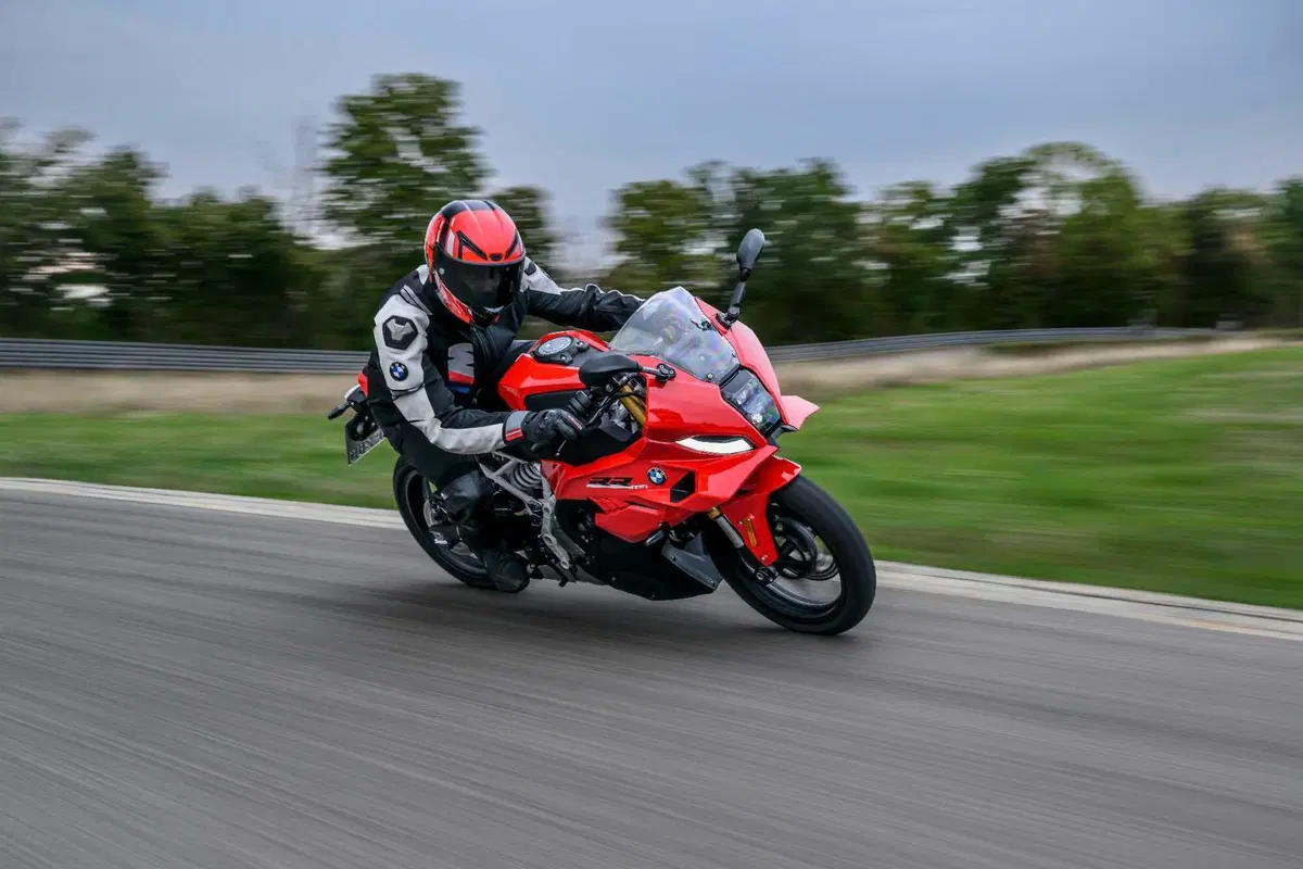 Novità BMW F 450 RR: la sportiva con il DNA della S 1000 RR per la patente A2 [VIDEO & GALLERY] (5)