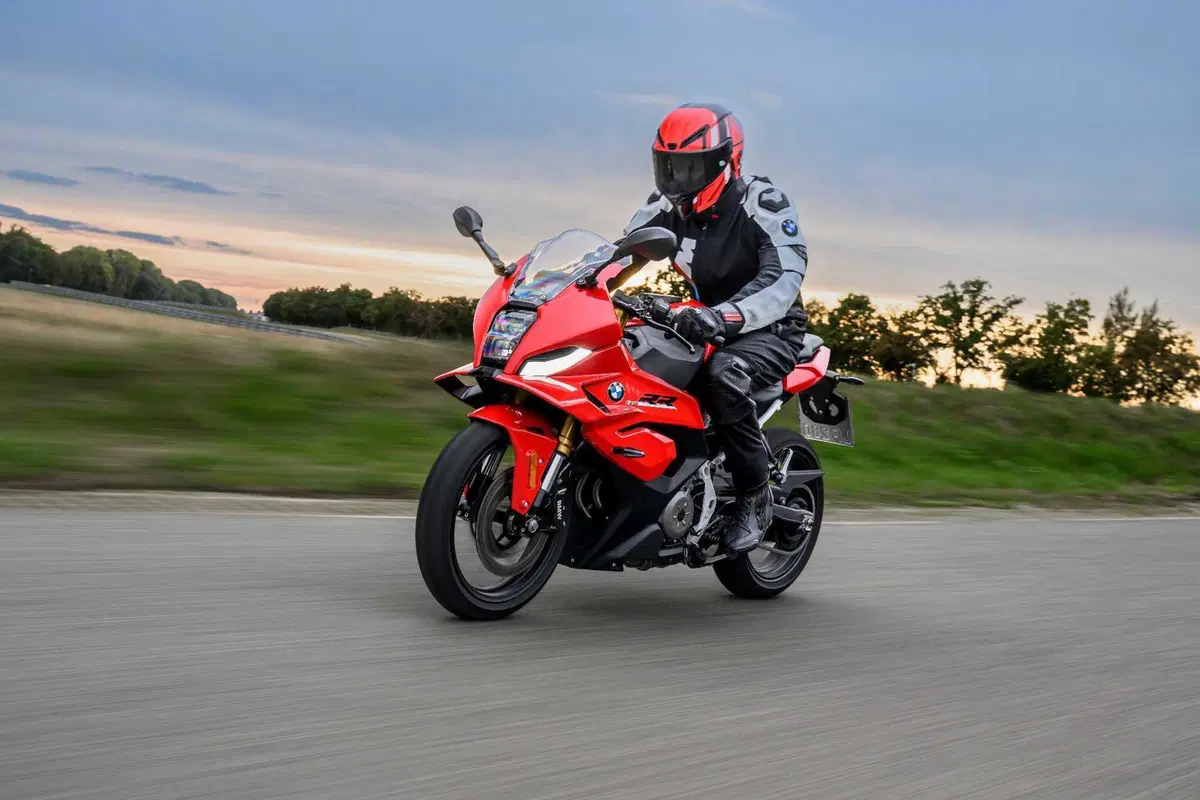 Novità BMW F 450 RR: la sportiva con il DNA della S 1000 RR per la patente A2 [VIDEO & GALLERY] (7)